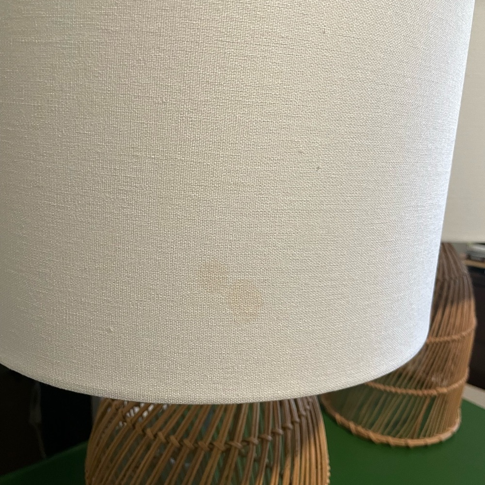 Set of 2 striking rattan table lamps!